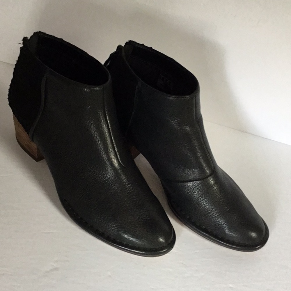 Clarks Spiced Ruby black back zip bootie